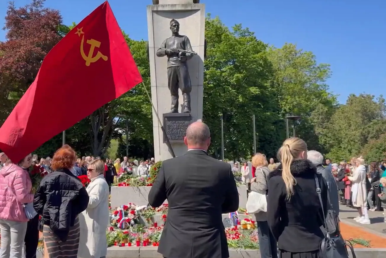Rusové slavili konec války. Potyčka ve Varech a sovětské vlajky na Olšanech