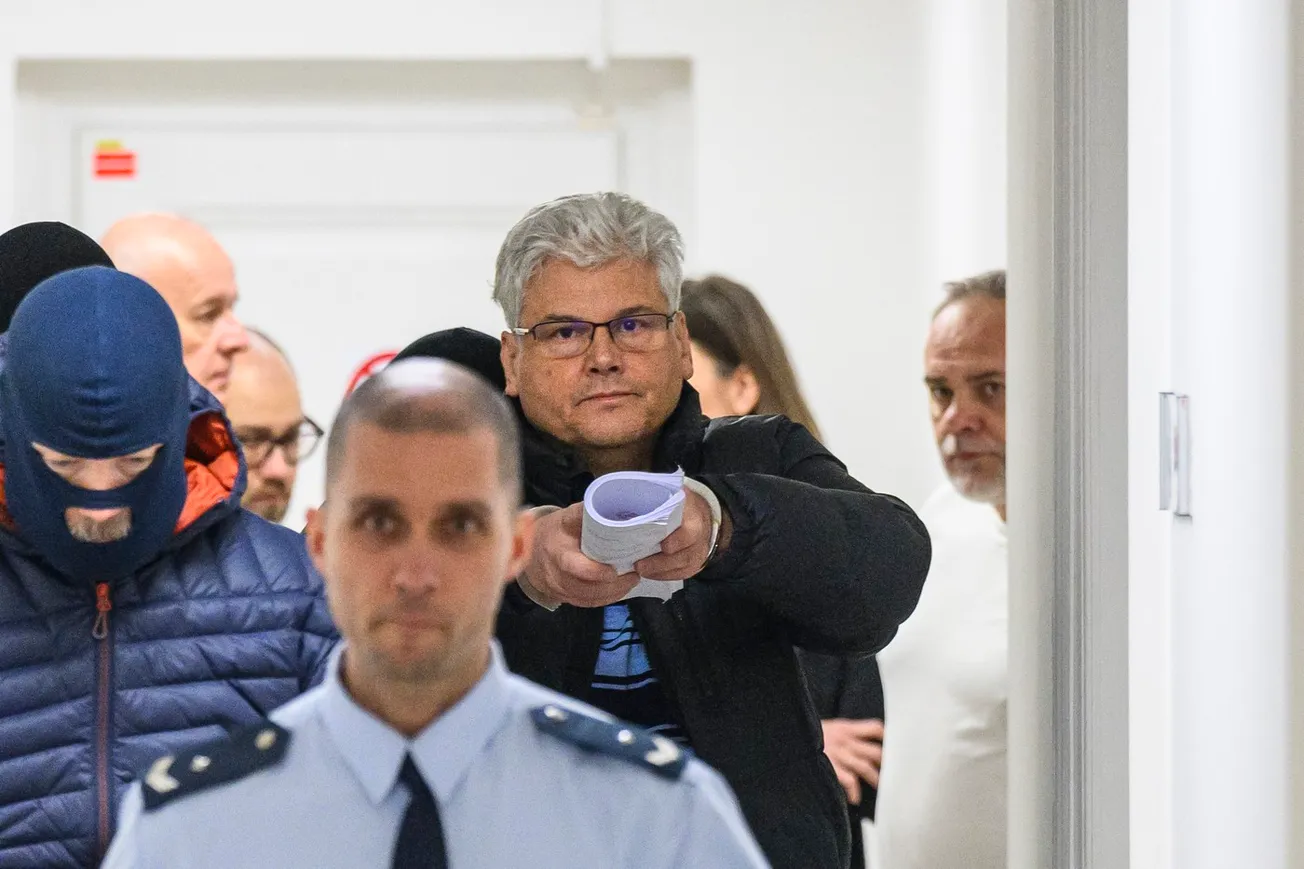 Administrativní doprovod v Beninu. Detektivové vyslýchají spolucestující Ludvíka a spol.