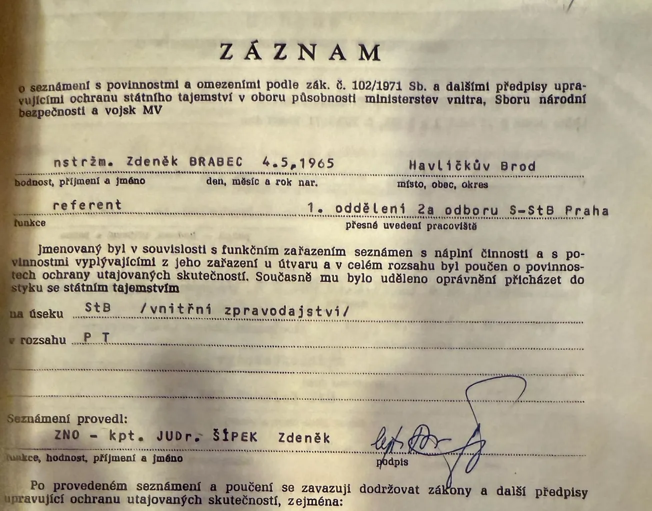 Skandál kolem pozměněného lustračního osvědčení náměstka ÚVN řeší policie