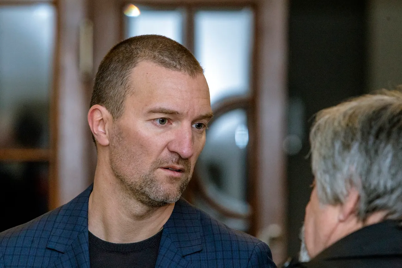 Dozimetr chrčí proklatě blízko Pitra. Mocnému muži se ale stíhání vyhýbá