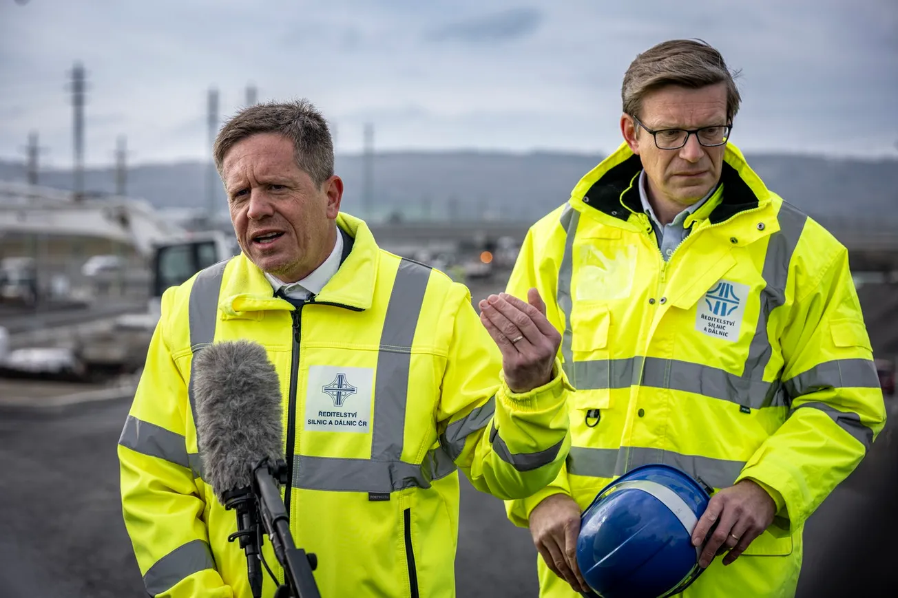 Mobily, maily, výpočetní technika. Policii zajímá Mátlova komunikace