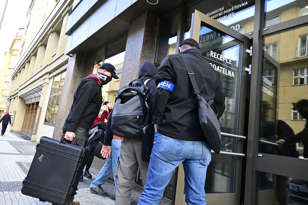 Razie ve VZP. NCOZ zadržela devatenáct lidí