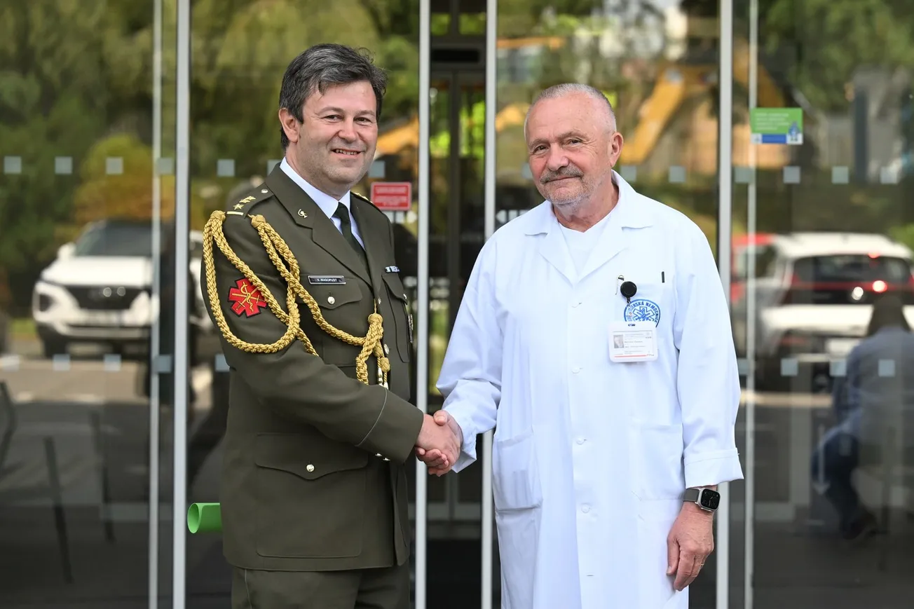 Pod ředitelem armádní nemocnice se kýve židle