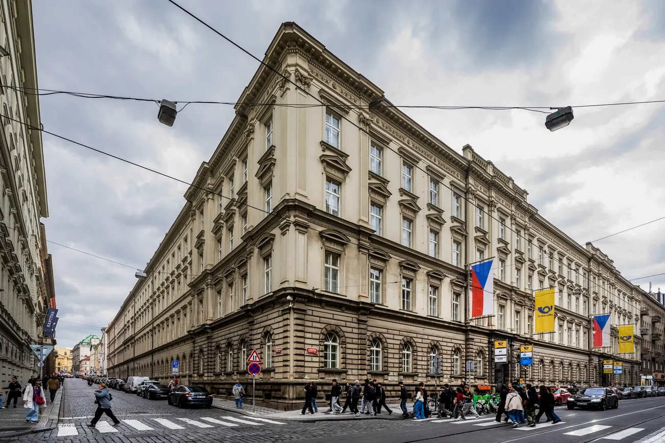 Hra o šéfa pošty. Favorit procházel zprávou tajné služby